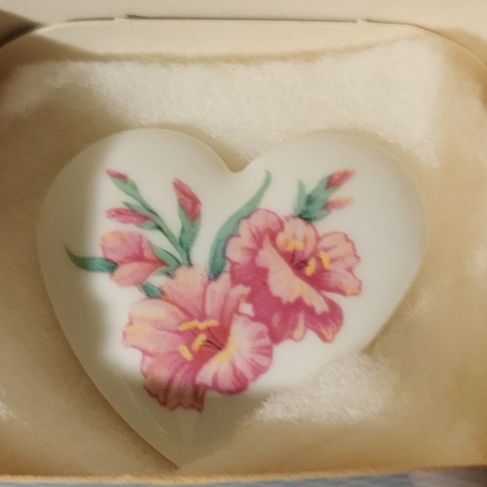 Vintage Avon Birthday Bouquet Pin AUGUST NIB